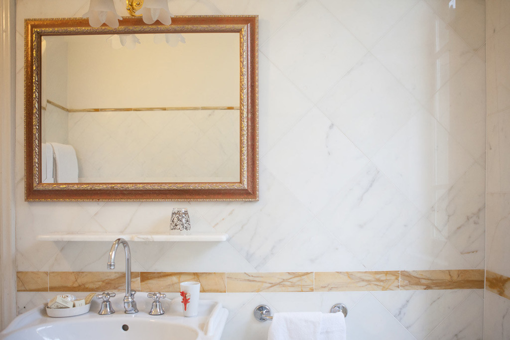 marmi pregiati nei bagni della villa